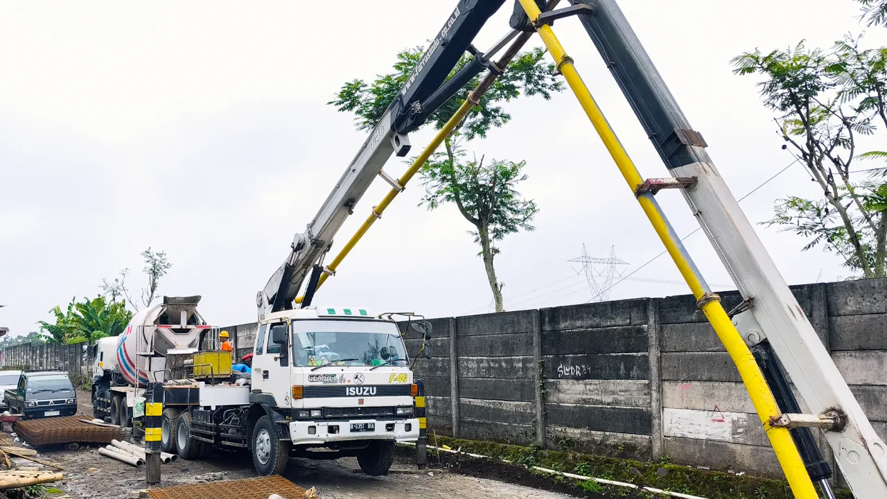 Mengenal Concrete Pump: Solusi Pengecoran Cepat di Area Sulit Dijangkau